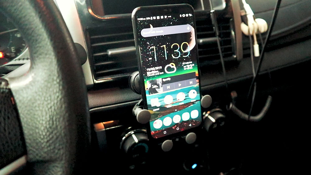 New Universal Gravity Smartphone Car Mount Video Review: Innovative Design for Little More Than a Venti!